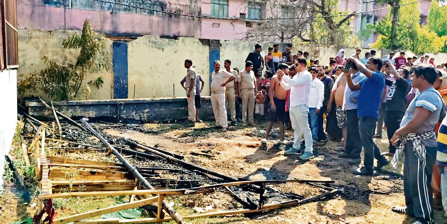 Rourkela News : सेक्टर-6 टेलीफाेन भवन दुर्गा पूजा मंडप में आग लगने से एक मासूम बच्चे की जिंदा जलकर मौत