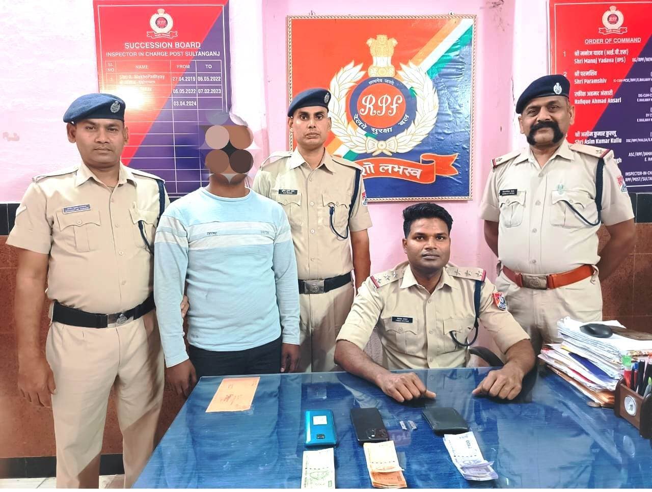 Bhagalpur news शातिर चोर धराया, दो मोबाइल व नकदी बरामद