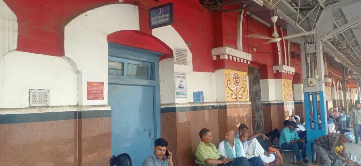 Bhagalpur news कहलगांव रेलवे स्टेशन पर महिला प्रतीक्षालय व शौचालय बंद