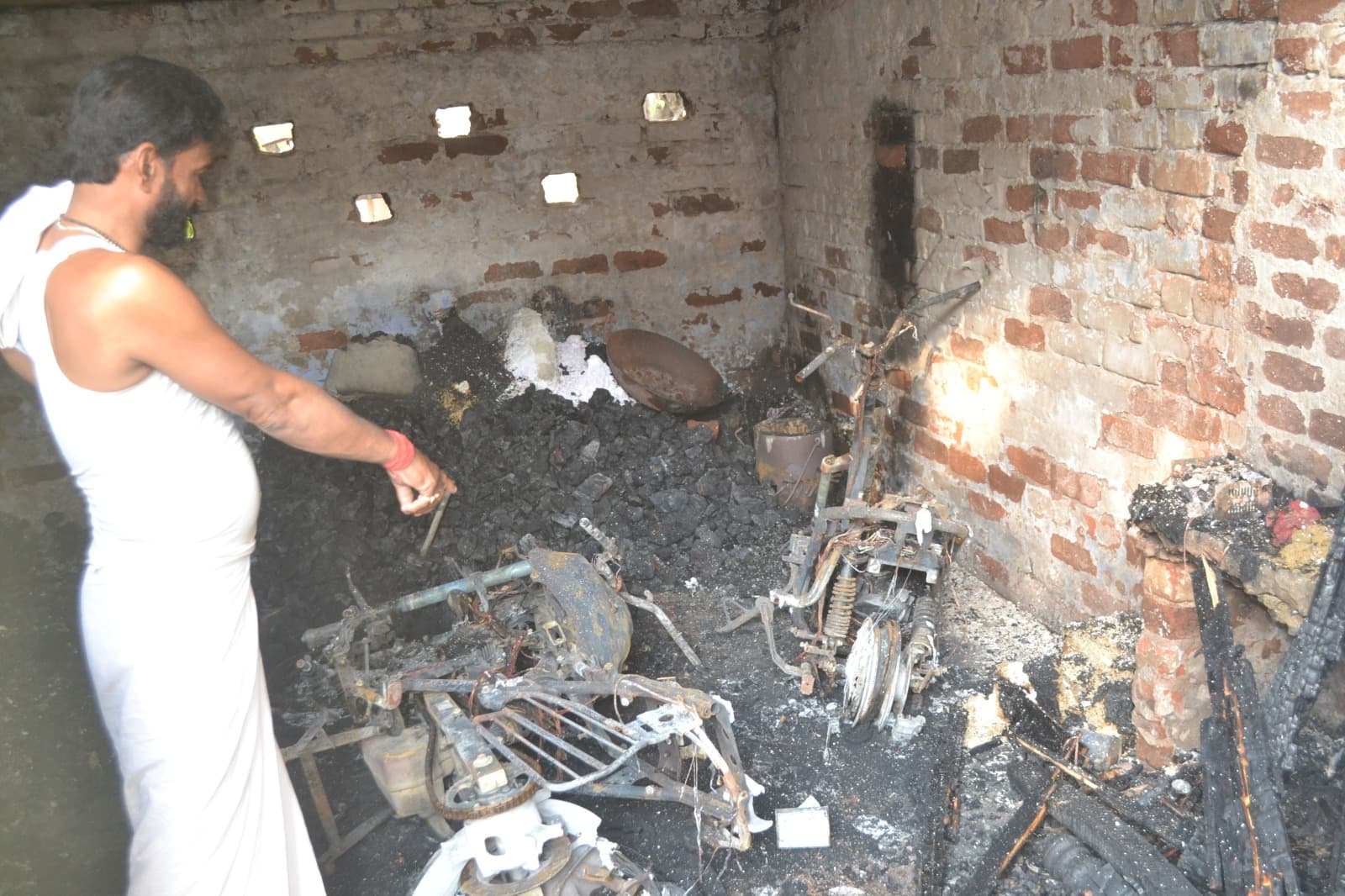 Dhanbad News: इ-स्कूटी की बैट्री फटने से तीन बाइक जलकर राख