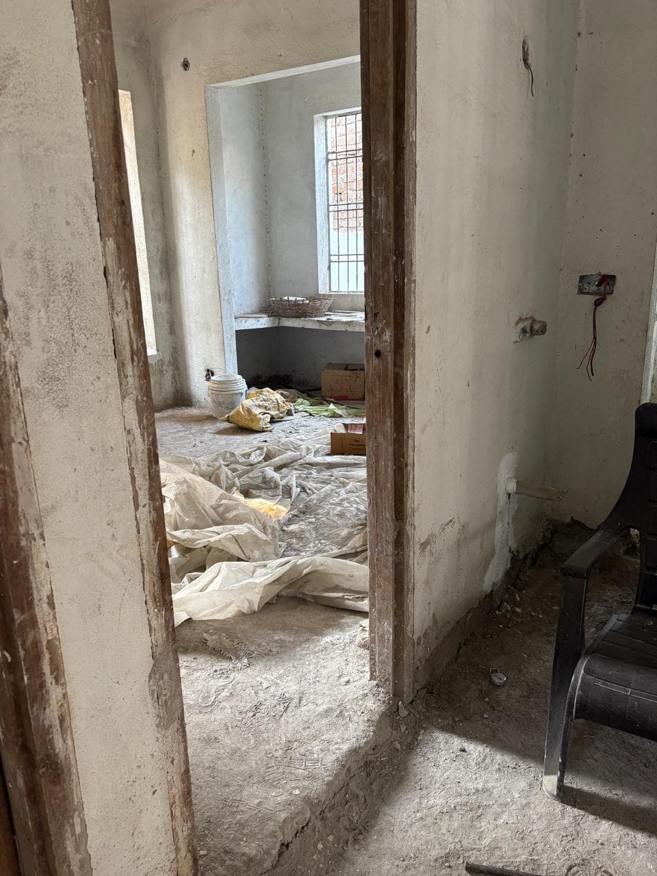 निर्माणाधीन मकान से ढाई लाख के सामग्री की चोरी