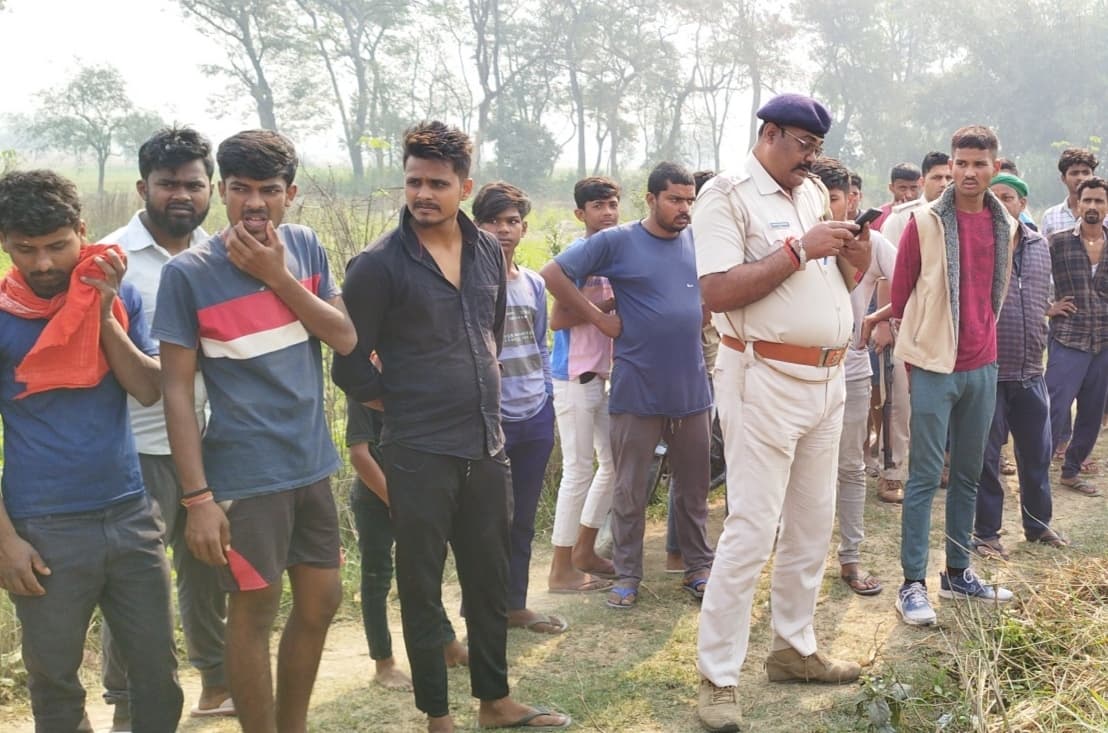 रेलवे ट्रैक के किनारे से अज्ञात युवक का शव बरामद