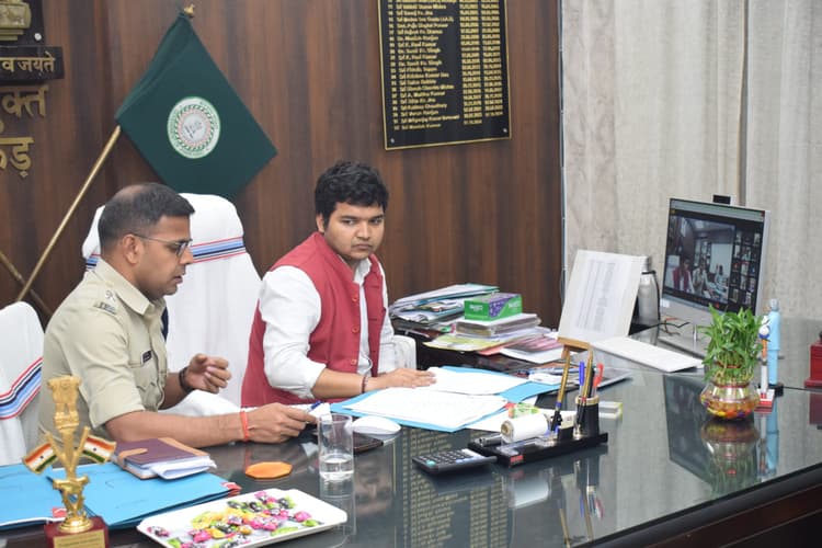 नीट-यूजी परीक्षा केंद्रों पर विद्यार्थियों के उपलब्ध करायें सुविधायें : डीसी