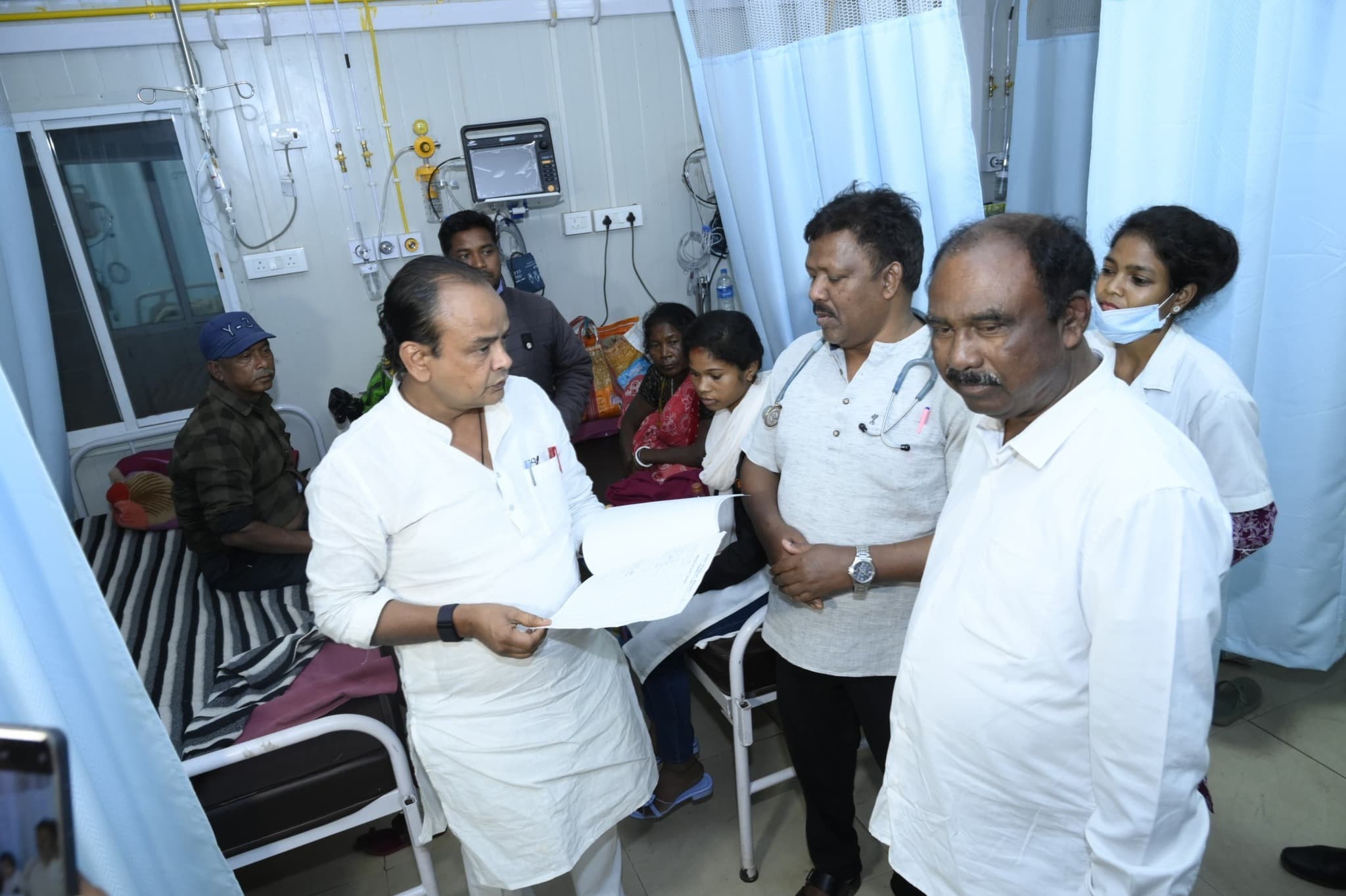 मरीजों से ली डॉक्टरों की जानकारी, गंदे बेडशीट पर जतायी नाराजगी