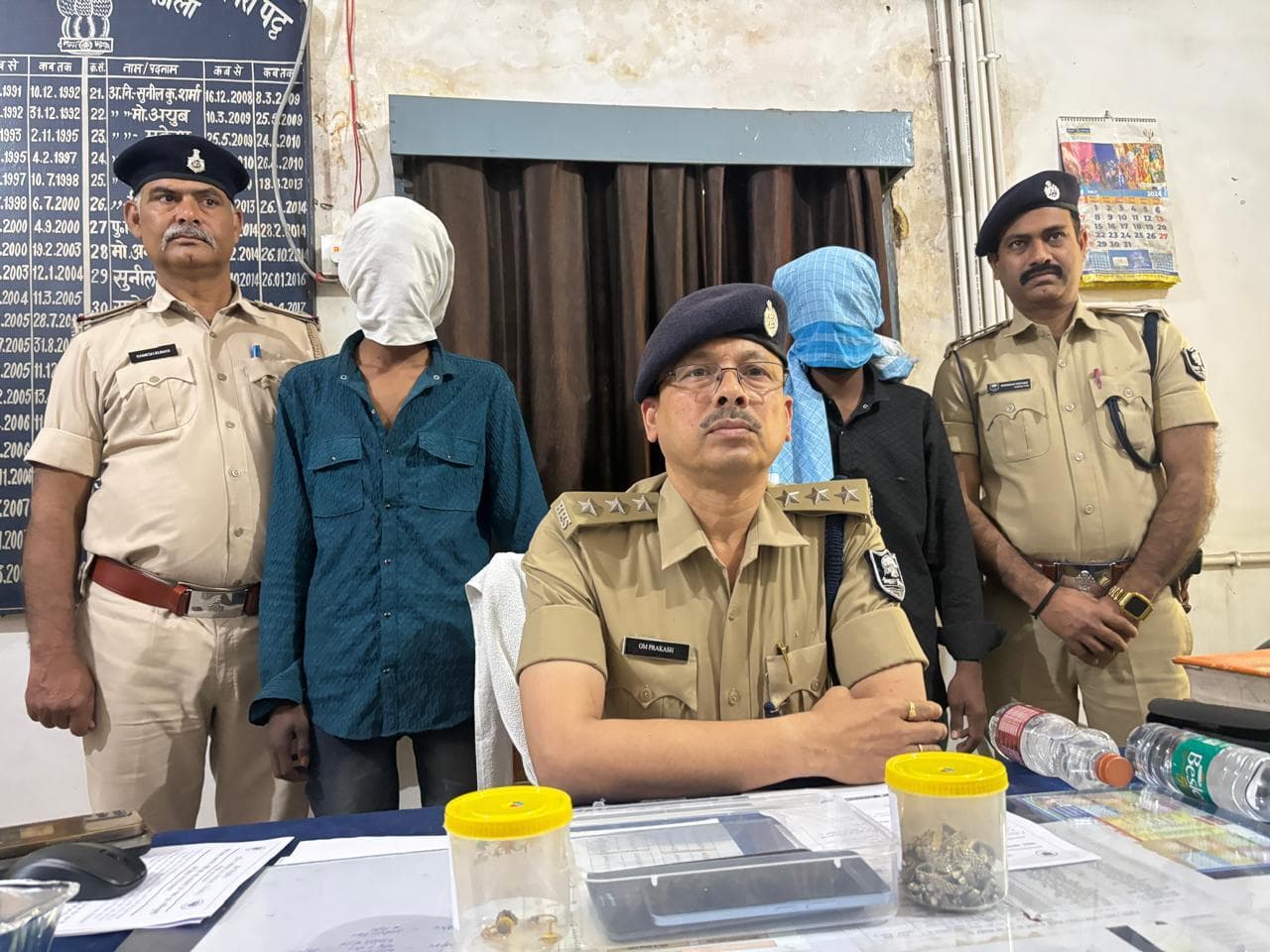 hajipur news. चाेरी के आभूषण व अन्य सामान के साथ दो चोर गिरफ्तार