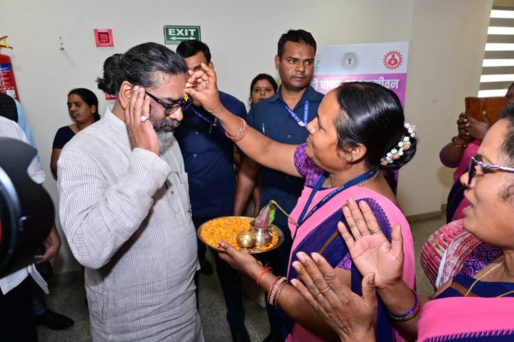 Ranchi News : मुख्यमंत्री ने आंगनबाड़ी सेविका व महिला पर्यवेक्षिका को दिया स्मार्ट फोन