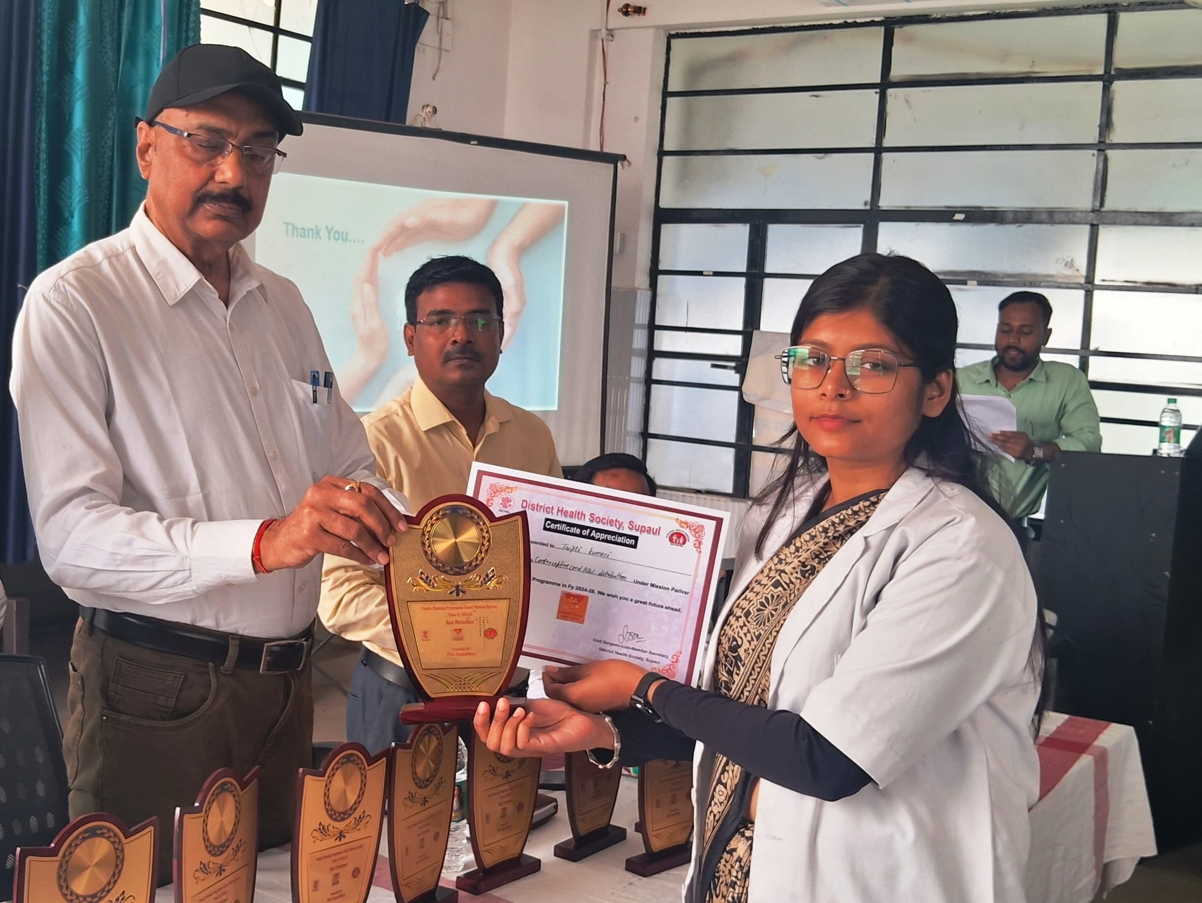 परिवार नियोजन कार्यक्रम में उत्कृष्ट कार्य करने वाले 25 पदाधिकारी व स्वास्थ्य कर्मी को किया सम्मानित