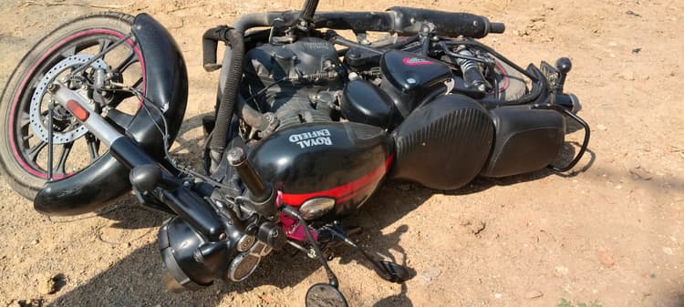 रोड किनारे खड़े हाइवा से जा टकराया बाइक सवार, महिला की मौत