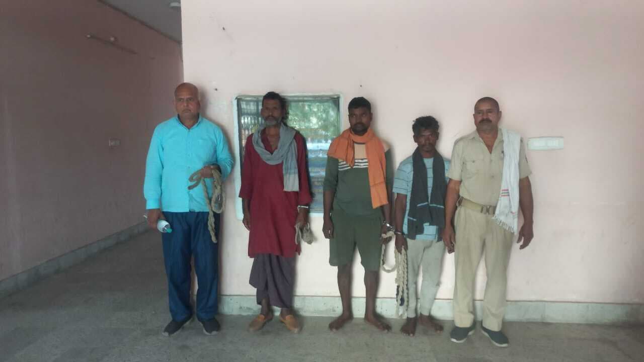 देसी विदेशी शराब के साथ तीन तस्कर गिरफ्तार, एक शराबी भी धराया