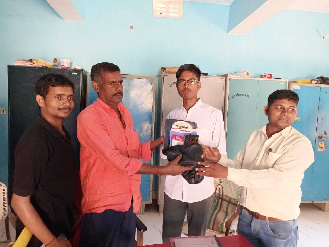 विज्ञान संकाय में जिला में छठा स्थान प्राप्त कर रोहित ने लहराया सफलता का परचम