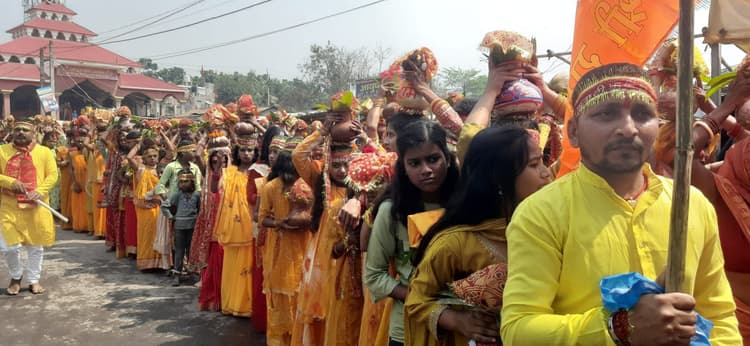 नौ दिवसीय श्रीराम कथा एवं दुर्लभ सत्संग को लेकर निकाली गयी भव्य कलश यात्रा