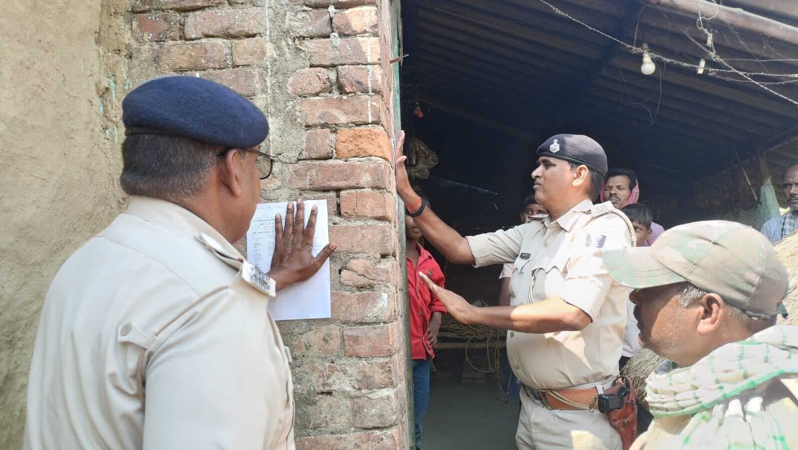 अरमा गांव में पोक्सो एक्ट के फरार आरोपी के घर पुलिस ने चिपकाया इश्तेहार