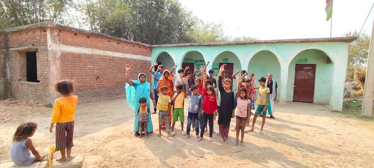 अमदाबाद का दाताराम टोला प्राथमिकी विद्यालय बुधवार को नहीं खुला, बच्चे बैरंग लौटे