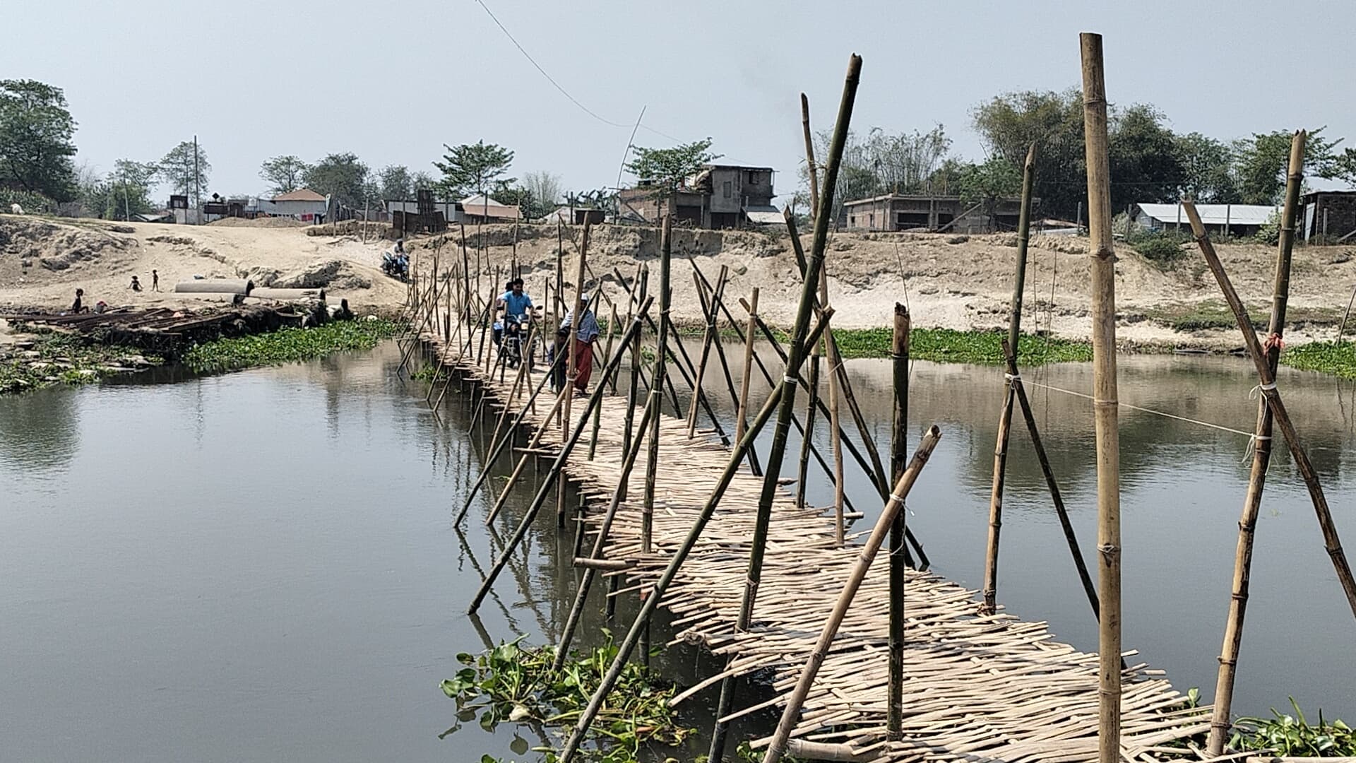 चुरली घाट पर चचरी पुल बनाकर हो रही वसूली, प्रशासन बेखबर