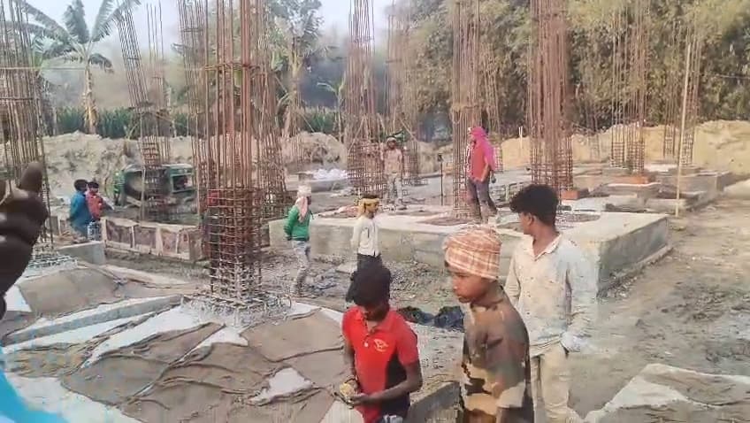 पंचायत सरकार भवन का निर्माण कार्य बगैर शीला पट लगाये कराया जा रहा