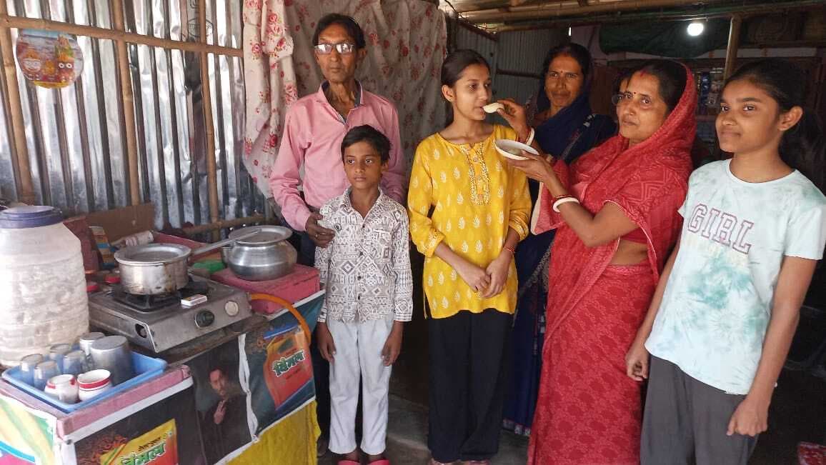 चाय वाली की बेटी स्नेहा कॉमर्स में जिला सेकेंड टॉपर बनी