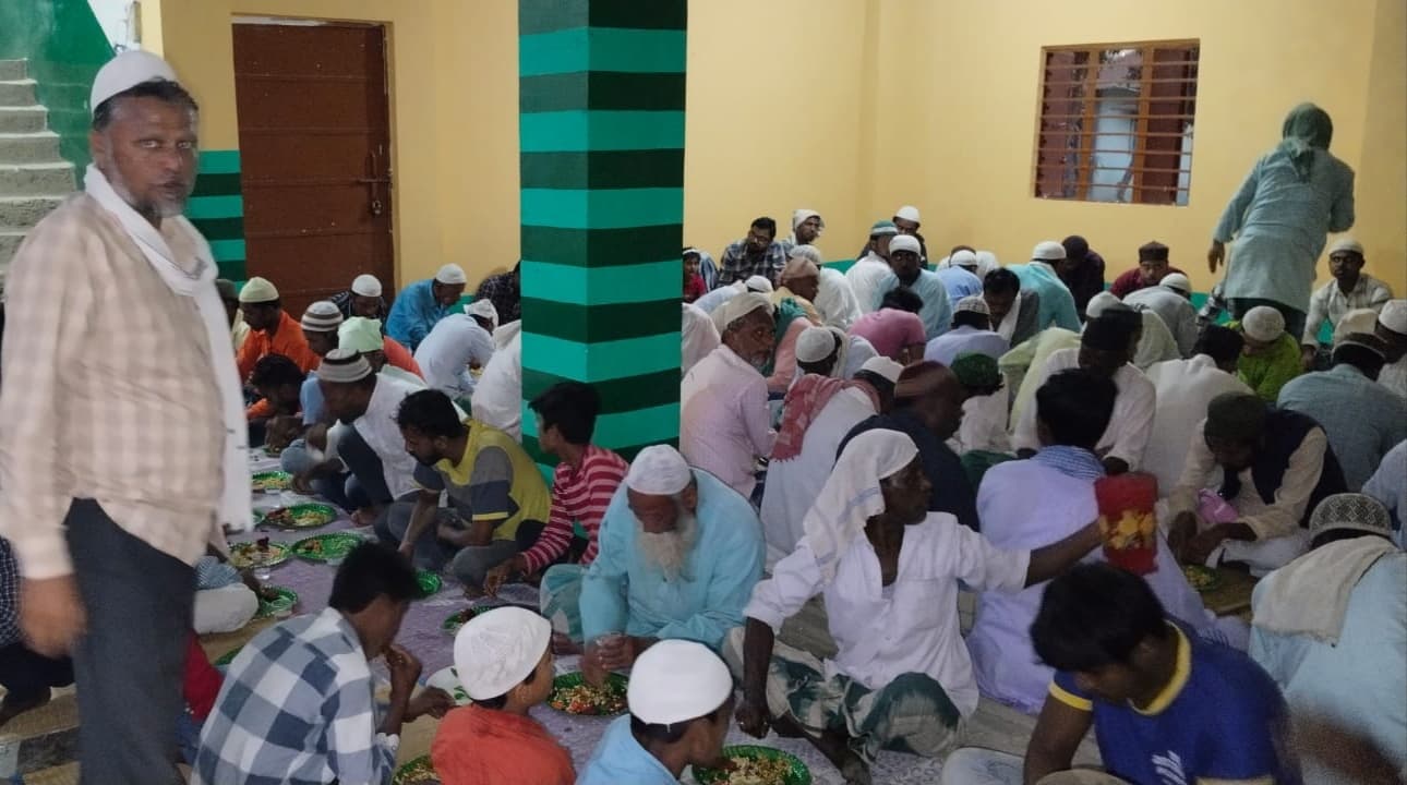 दावत-ए-इफ्तार में शामिल रोजेदारों ने मांगी मुल्क की तरक्की व अमन चैन की दुआ