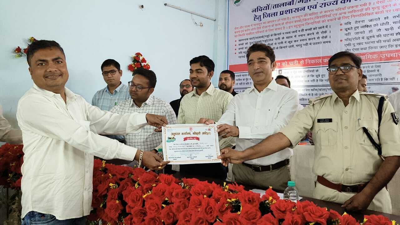 पंचायत रोजगार सेवक को दिया गया प्रशस्ति पत्र