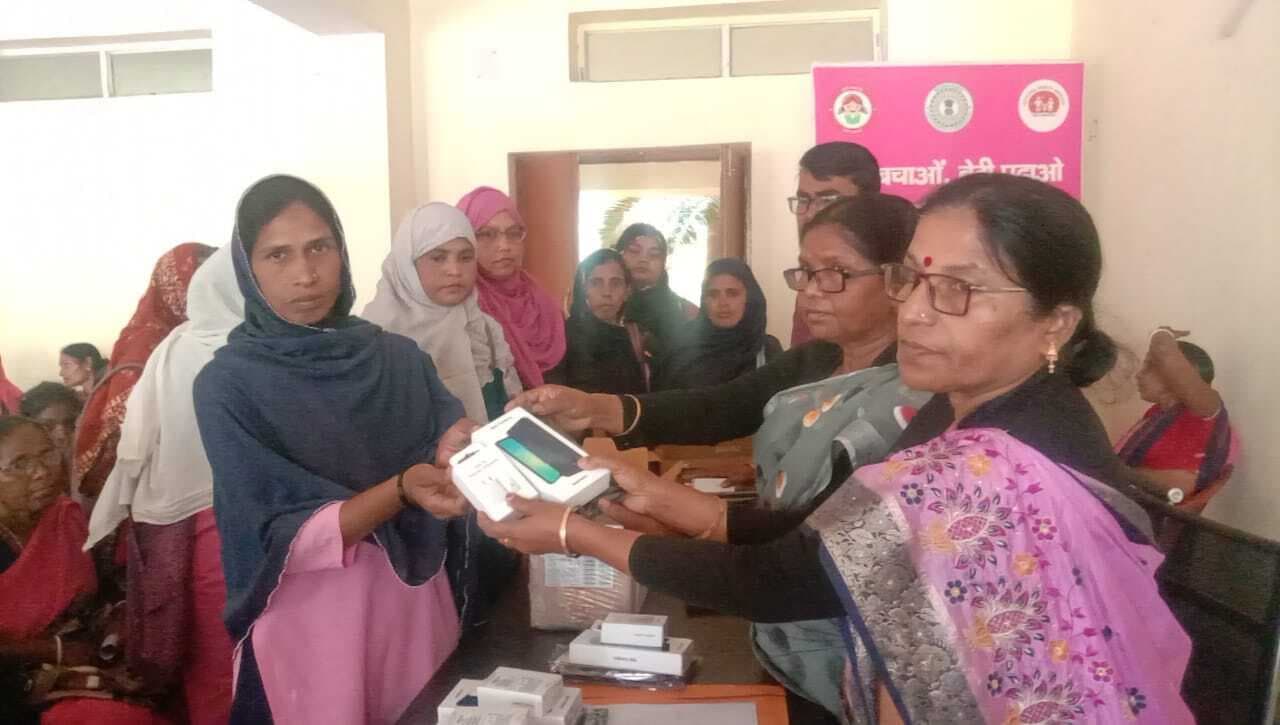 आंगनबाड़ी सेविकाओं को दिया गया स्मार्टफोन