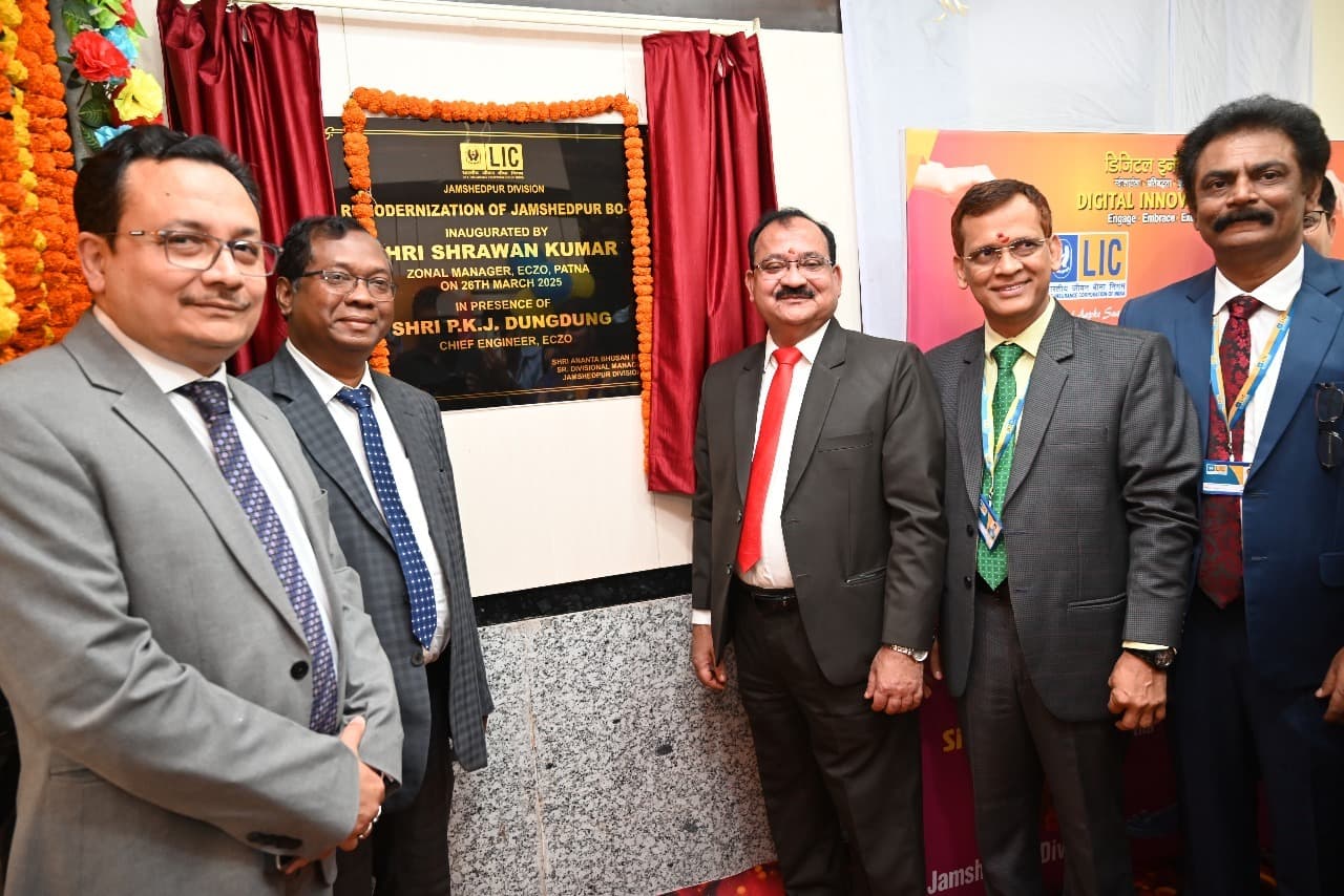 Jamshedpur News : भारतीय जीवन बीमा निगम शाखा-2 का रिनोवेशन के बाद उद्घाटन