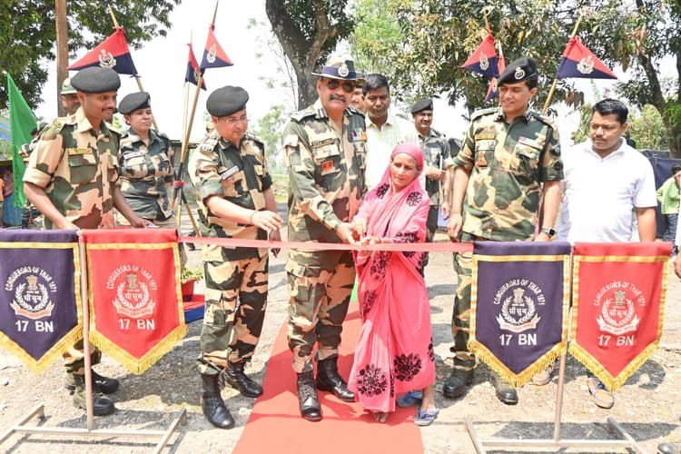 बीएसएफ 17 वीं वाहिनी ने आयोजित किया स्वास्थ्य शिविर, ग्रामीणों ने करायी स्वास्थ्य जांच