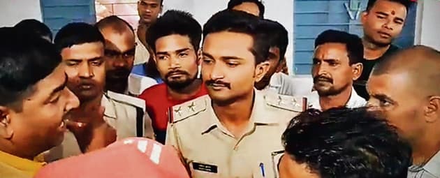 Sasaram news. पीएम आवास सर्वे में मनमानी पर इओ के खिलाफ हंगामा