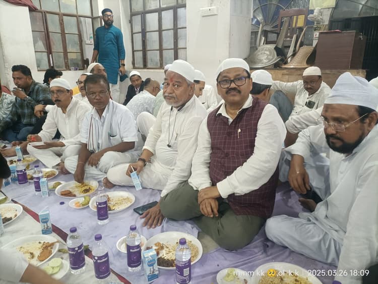 जिला अधिवक्ता संघ भवन में इफ्तार पार्टी का हुआ आयोजन, दिखी गंगा-जमुनी तहजीब की झलक