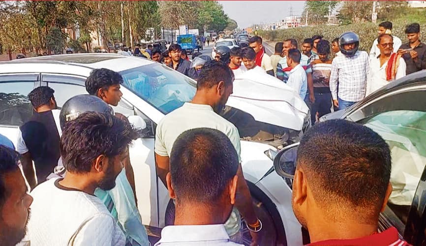 hajipur news. दो कारों की टक्कर में तीन युवक घायल, एक पीएमसीएच रेफर