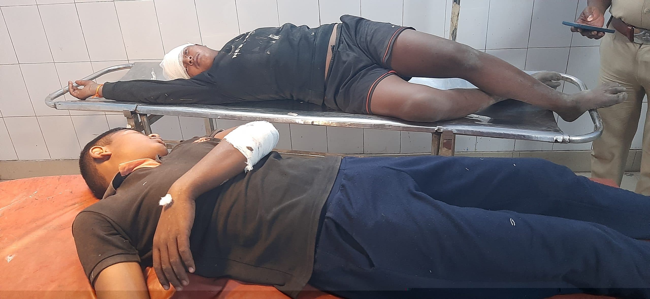 hajipur news. सरपंच व उसके दो बेटों के साथ मारपीट