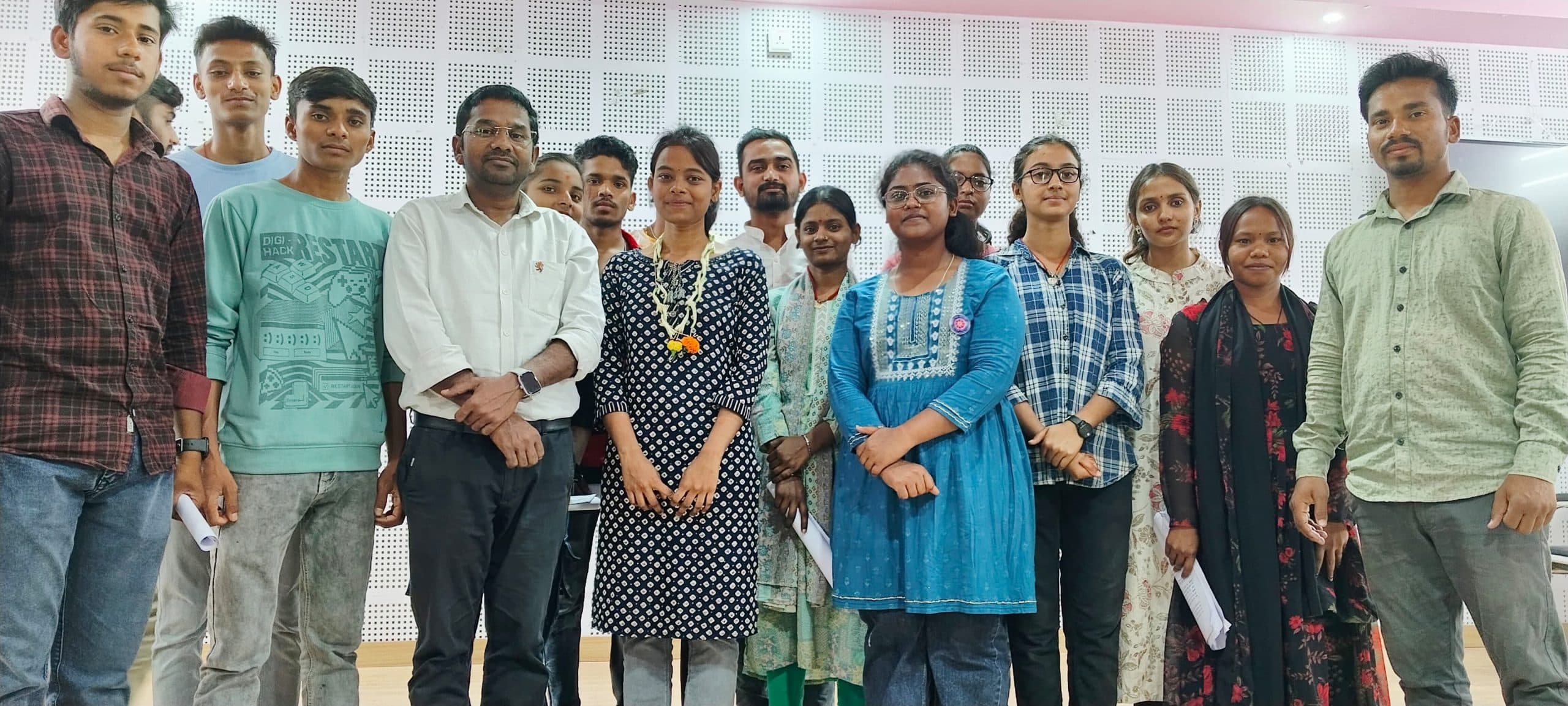 इंटर कालेज टॉपर छात्रा को किया सम्मानित