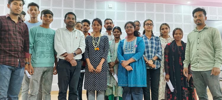 इंटर कालेज टॉपर छात्रा को किया सम्मानित