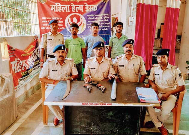 Sasaram news. हथियार व चोरी की बाइक के साथ तीन गिरफ्तार