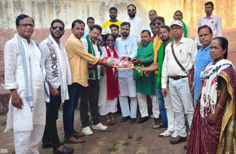 झामुमो नगर अध्यक्ष का बुके देकर किया स्वागत