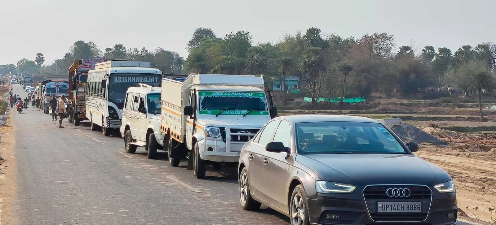 जरमुंडी में दो बाइक की पिकअप वैन से टक्कर, तीन लोग घायल, रेफर