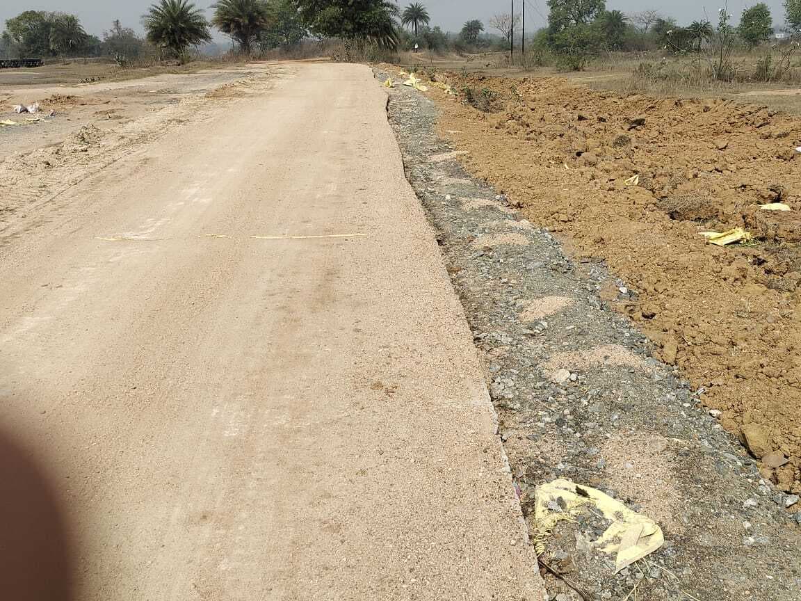 नवनिर्मित सड़क किनारे मोरम नहीं देने से राहगीर हो रहे दुर्घटना का शिकार