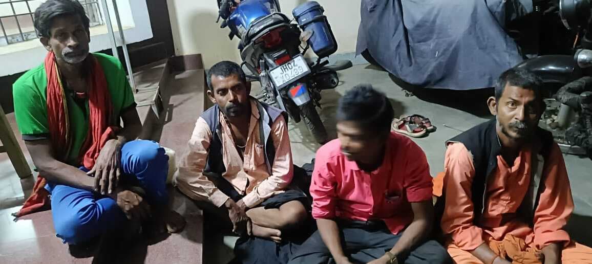 अफवाह में गोड्डा के चार लोगों को ग्रामीणों ने घेरा, पीटा, रामगढ़ पुलिस ने कराया मुक्त