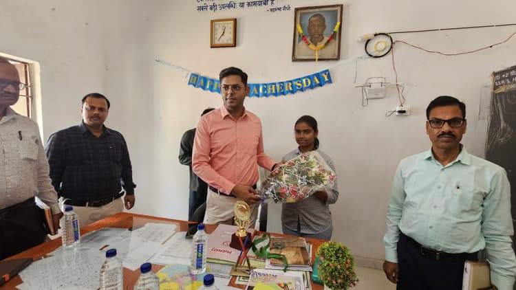 जिला शिक्षा पदाधिकारी मनिष कुमार मोमेंटो व बूके देकर सम्मानित किया