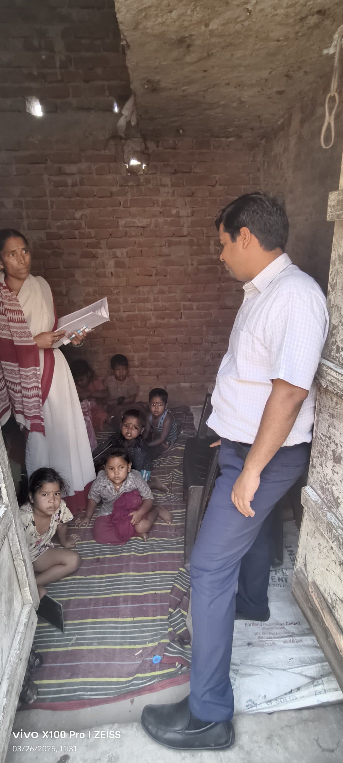 Kaimur News : डीएम की जांच में आंगनबाड़ी केंद्र पर बगैर ड्रेस में मिले बच्चे, सेविका व सहायिका से जवाब-तलब