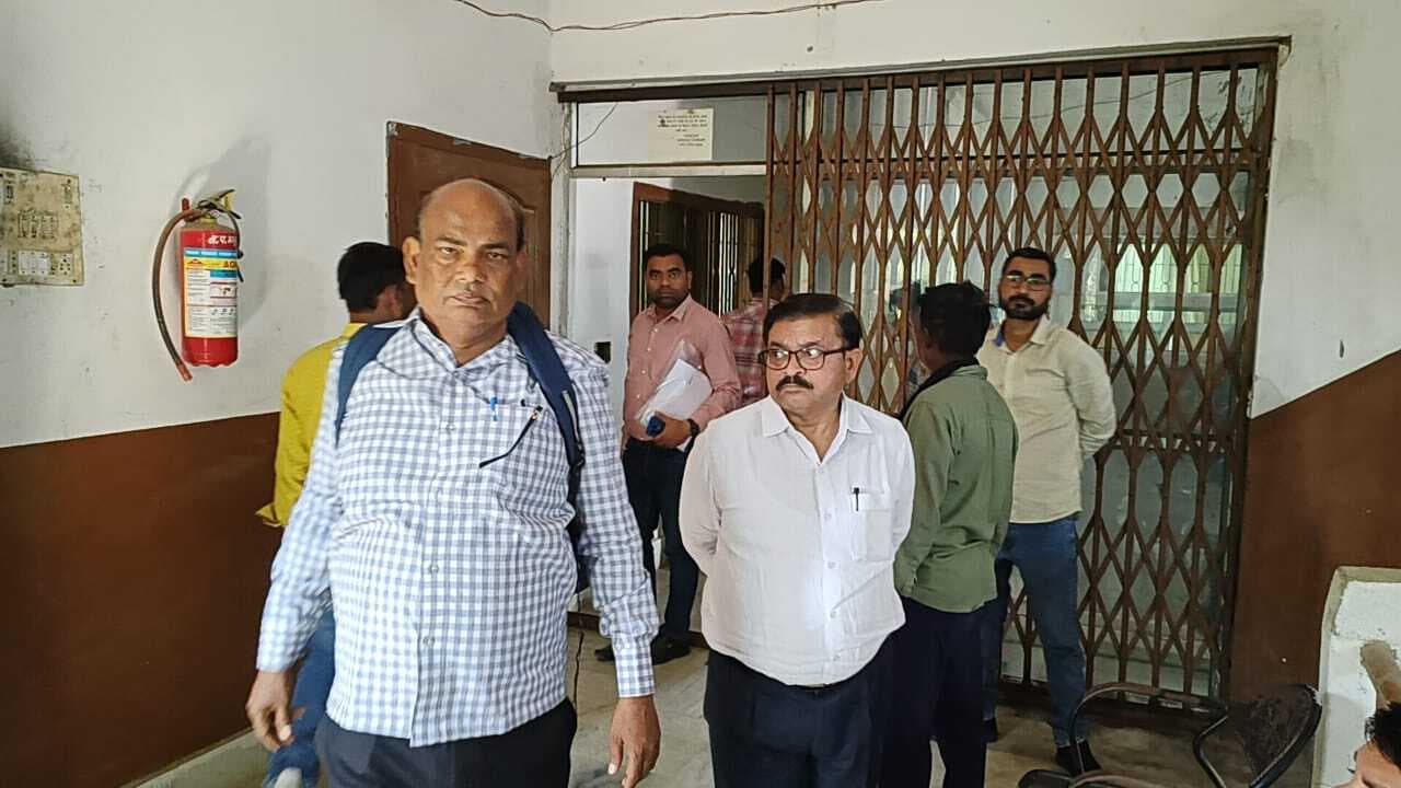 Kaimur News : नगर पर्षद में मनमाने तरीके से टेंडर करने पर पार्षदों ने किया हंगामा