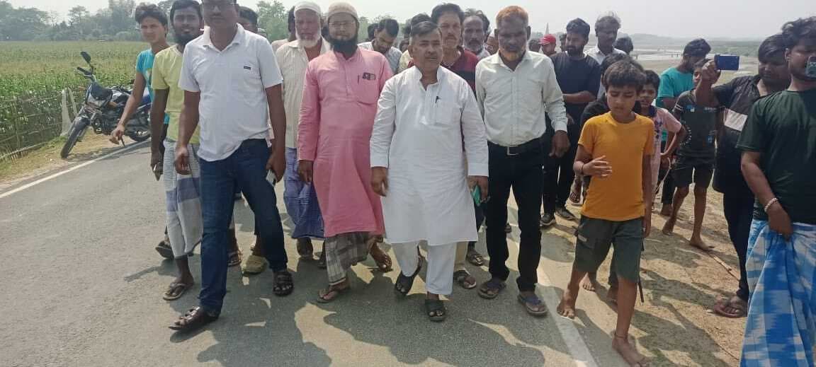 सांसद प्रतिनिधि ने पुल निर्माण स्थल का किया निरीक्षण
