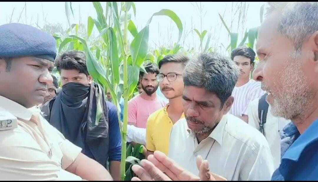 मक्के की खेत में गड़ा मिला लापता महिला का शव, परिजनों ने लगाया हत्या का आरोप