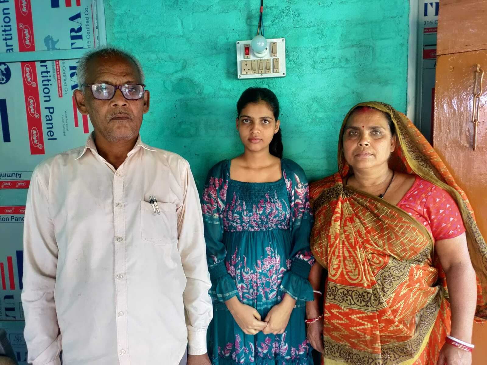 इंटर आर्ट्स में 445 अंक लाकर माता-पिता का नाम किया रोशन