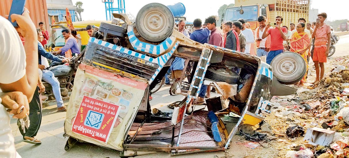 सवारियों से भरा तेज रफ्तार ऑटो पलटा, छह लोग जख्मी