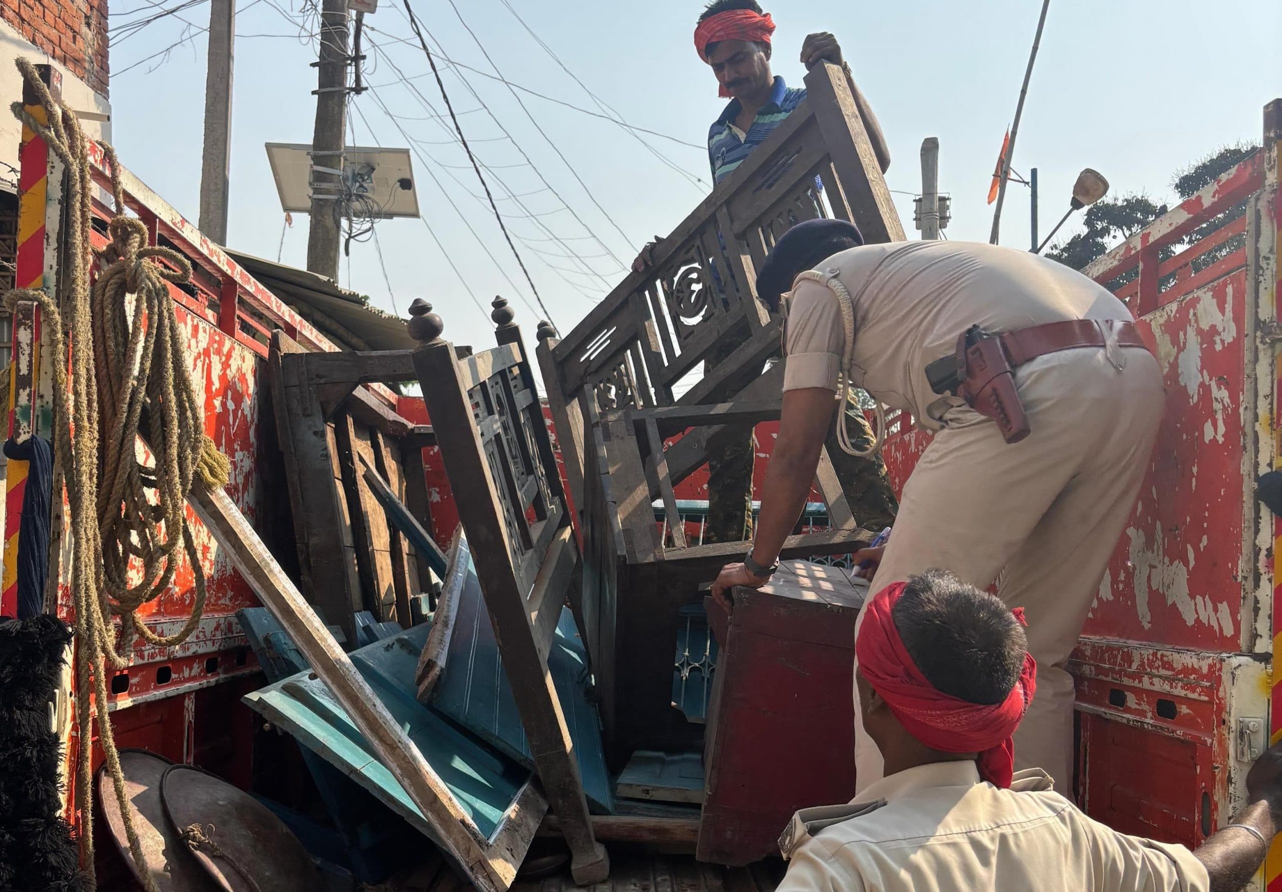 हत्यारोपी के घर पुलिस ने की कुर्की जब्ती