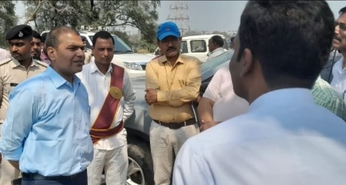 ओवरब्रिज निर्माण को लेकर डीएम ने कार्यस्थल का लिया जायजा