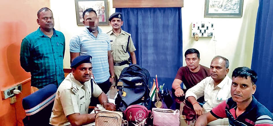 ट्रेन में महिला यात्री का 15 लाख रुपये का बैग चोरी, संदिग्ध गिरफ्तार