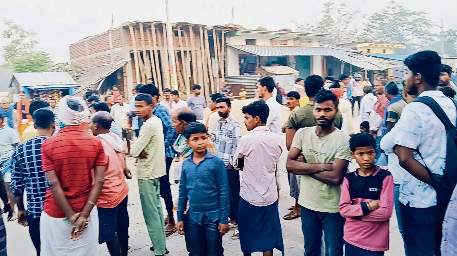 तेज रफ्तार बाइक की आमने-सामने हुई टक्कर में दो युवक घायल, एक की हालत गंभीर