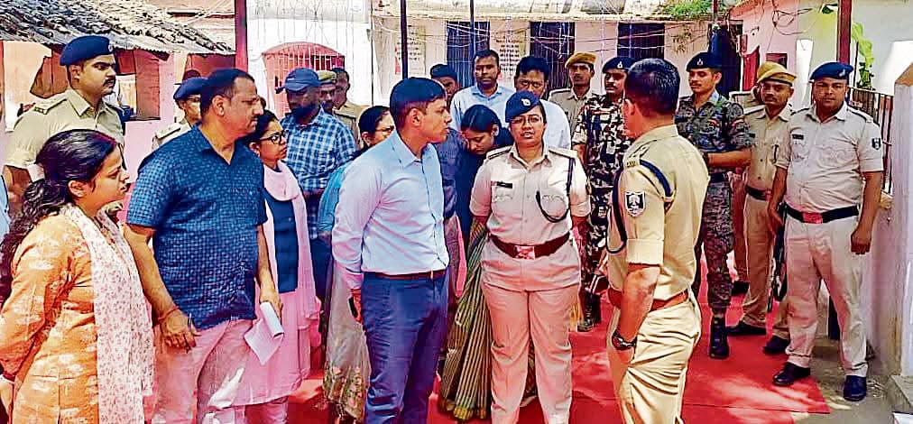 महिला मंडल कारा में लगा डीएम व एसपी का बंदी दरबार