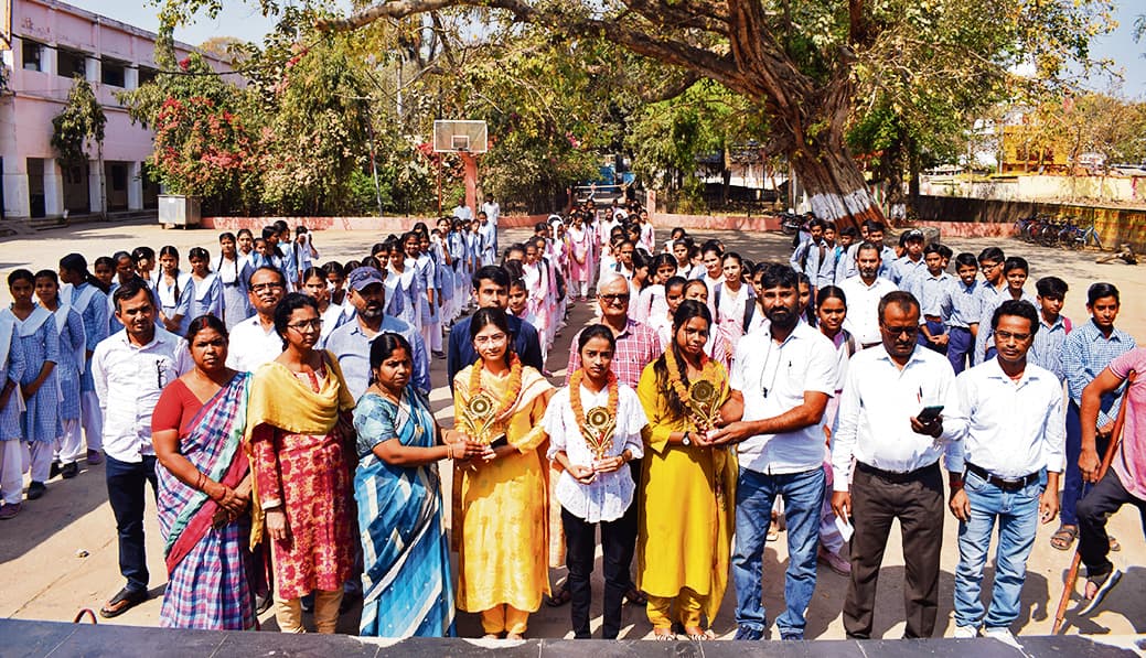 एमपी उच्च विद्यालय में जिले के प्रथम तीन में शामिल छात्राओं को मोमेंटो देकर किया गया सम्मानित