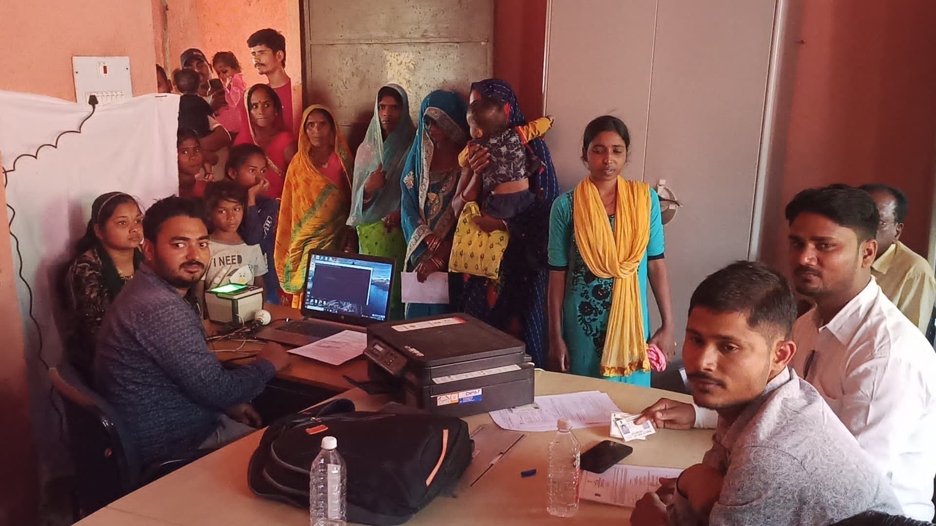 Madhubani News : कैंप में लाभ से वंचित लाभुकों ने दिया आवेदन